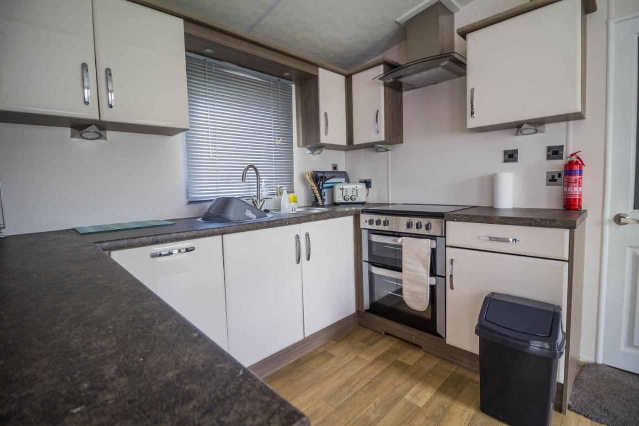 Modern 6 Berth Caravan At Highfield Grange In Essex Ref 26609P Clacton-on-Sea Exterior foto