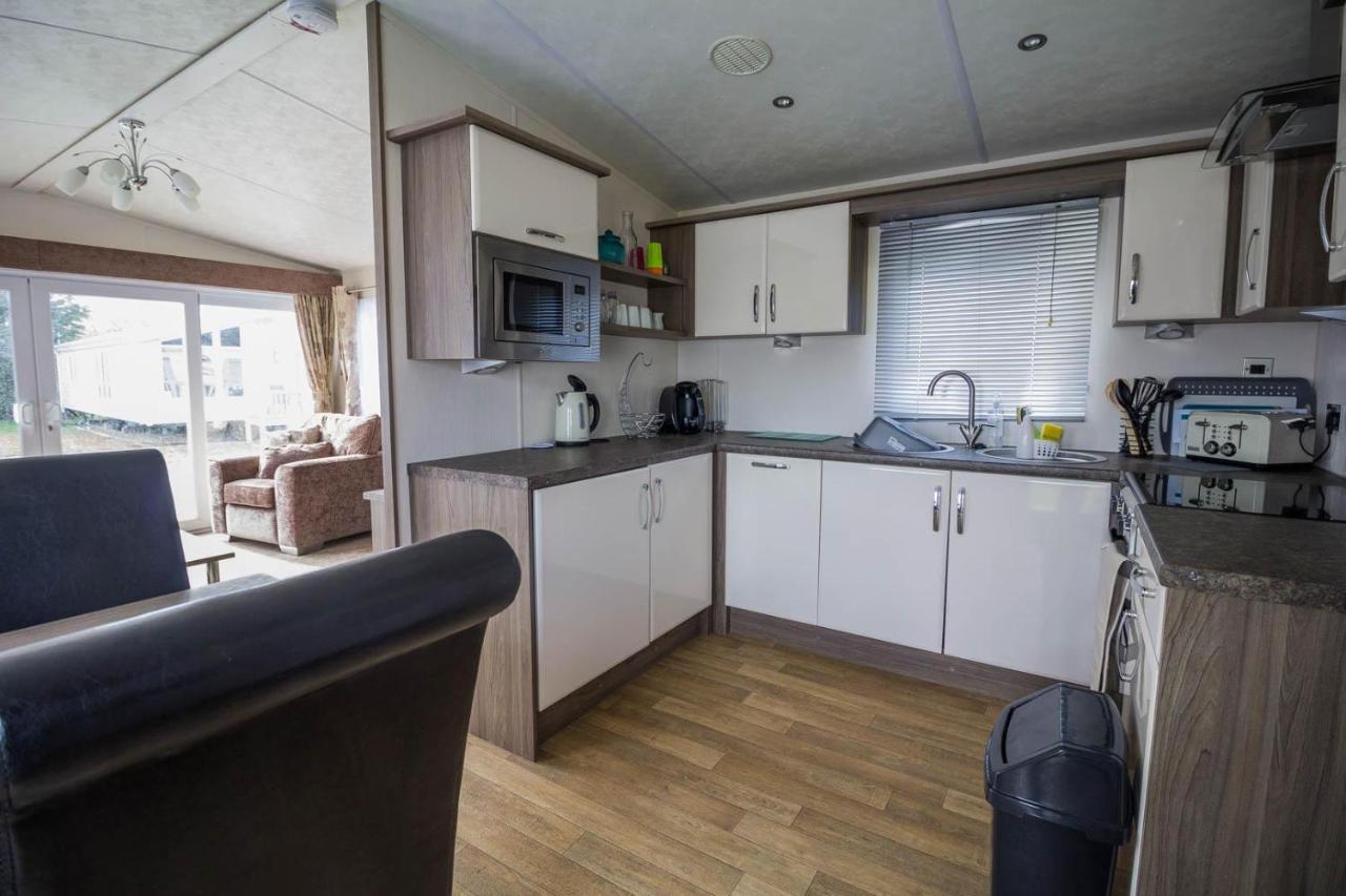 Modern 6 Berth Caravan At Highfield Grange In Essex Ref 26609P Clacton-on-Sea Exterior foto
